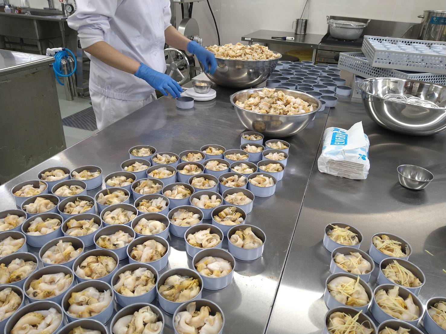 蟹パスタソースと沖ギスのアヒージョ